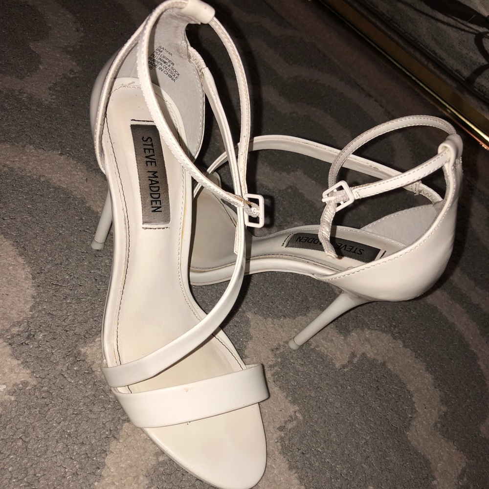WHITE PATENT LEATHER STEVE MADDEN HEEL